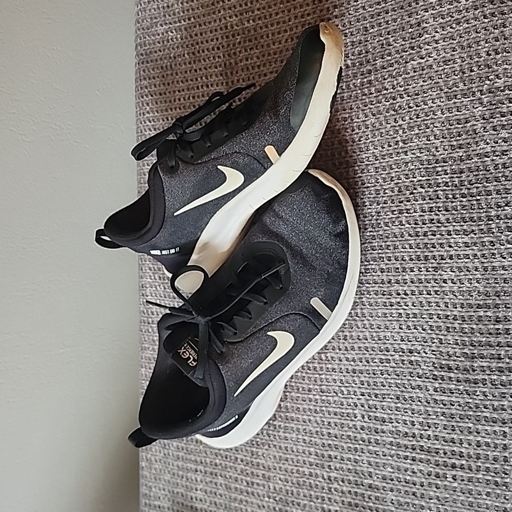 Black Nike Flex Experience 8